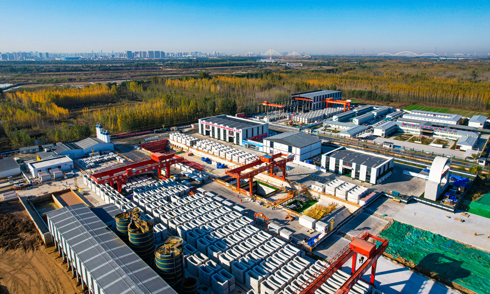 濟南黃崗路穿黃隧道工程是構建南北向跨黃河的大通道之一，將助力濟南主城區與新舊動能轉換起步區互聯互通，有力推進起步區建設全面提速，促進濟南從“大明湖時代”邁向“黃河時代”，為黃河流域生態保護和高質量發展提供有力支持。圖為項目管片預制基地。