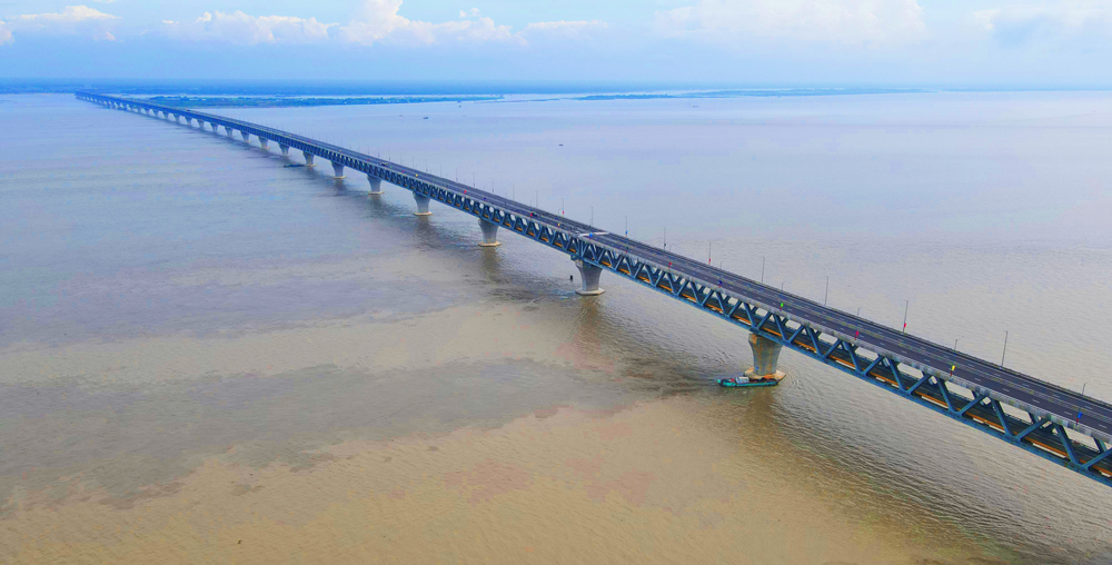 該橋位于帕德瑪河下游，主橋?yàn)殚L(zhǎng)6.15公里的公鐵兩用雙層鋼桁梁橋，上層為四車道高速公路、下層為單線鐵路。2022年6月25日，歷時(shí)8年建設(shè)，帕德瑪大橋公路橋面正式通車，結(jié)束了帕德瑪河兩岸居民只能靠擺渡往來的歷史，這也使該橋被孟加拉國(guó)人民親切地稱為“夢(mèng)想之橋”。