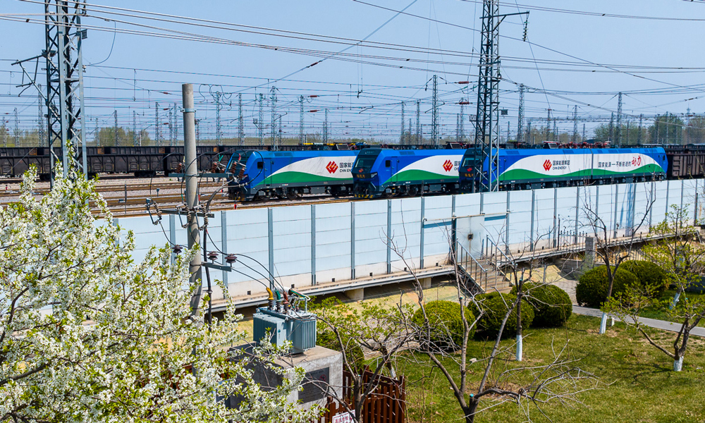 今年以來，國(guó)家能源集團(tuán)朔黃鐵路以能源保供為主線，精準(zhǔn)發(fā)力抓重點(diǎn)、精細(xì)組織提效率，全力保障生產(chǎn)運(yùn)營(yíng)平穩(wěn)高效有序。一季度，朔黃鐵路累計(jì)完成貨物運(yùn)輸9598.7萬噸，其中煤炭運(yùn)量9065.8萬噸，非煤運(yùn)量532.9萬噸，同比增長(zhǎng)634.3萬噸，增幅7.1%。圖為3月底，朔黃鐵路肅寧北中心站站場(chǎng)上的國(guó)能號(hào)8軸、12軸機(jī)車牽引著兩萬噸列車依次排列蓄勢(shì)待發(fā)。