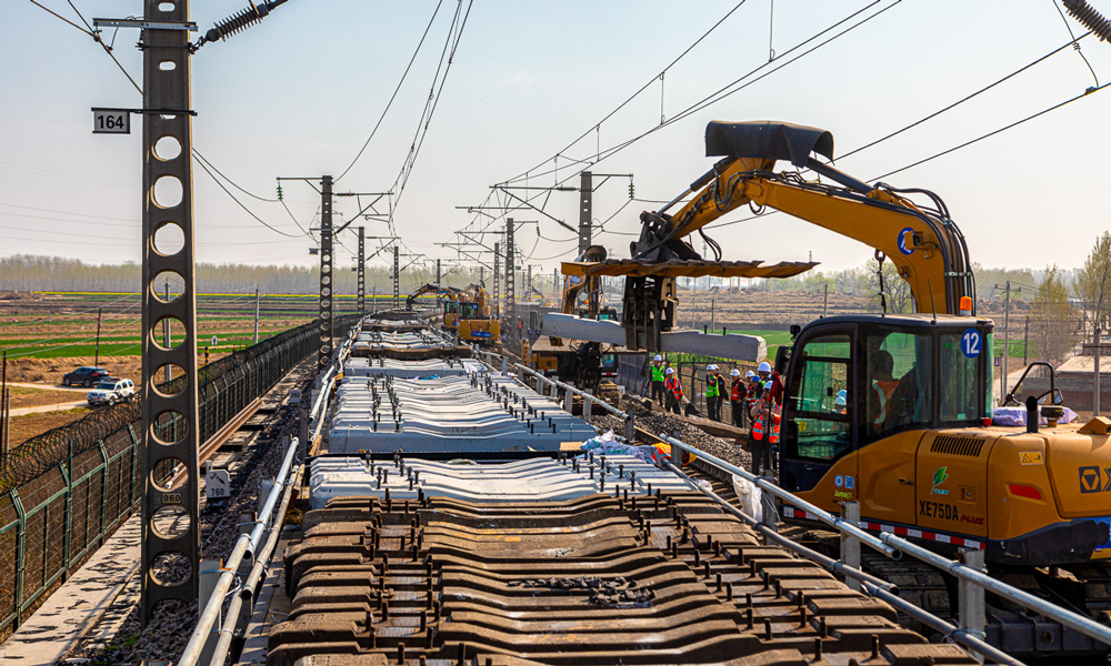 圖為3月底，朔黃鐵路三汲至靈壽站區(qū)間機(jī)械換枕現(xiàn)場(chǎng)。隨著朔黃鐵路天窗正點(diǎn)銷記開通，該公司三汲至靈壽站區(qū)間下行線大修機(jī)械換枕施工啟動(dòng)。該公司積極踐行“少人則安，無人則安”“機(jī)械化減人、智慧化換人”理念，形成了重載鐵路換枕“卸換收”機(jī)械一體化最優(yōu)作業(yè)模式，提升了天窗利用率和換枕效率。