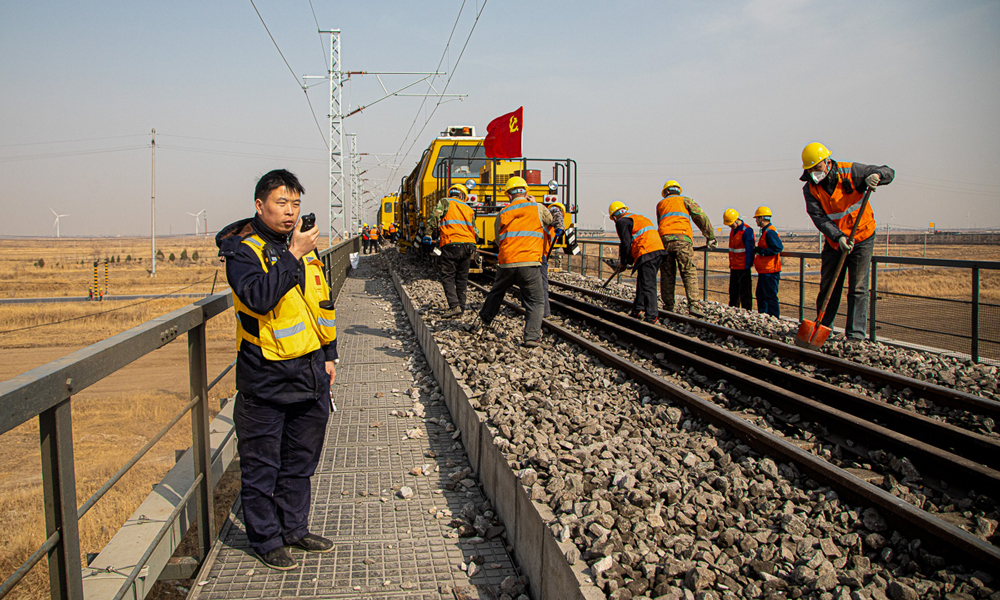 圖為3月下旬，朔黃鐵路黃驊東站員工對(duì)管內(nèi)橋梁的清篩搗固作業(yè)進(jìn)行安全防護(hù)。針對(duì)集中修連續(xù)28天作戰(zhàn)、作業(yè)跨度大的實(shí)際，該公司加強(qiáng)集中修組織協(xié)同，制定每日“一窗一圖”，強(qiáng)化作業(yè)現(xiàn)場(chǎng)盯控，保質(zhì)保量完成首季運(yùn)輸施工任務(wù)。