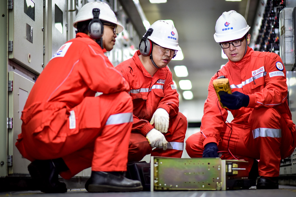 近日，渤海油田渤南油田群一線工作人員開展電氣設(shè)備檢修作業(yè)。