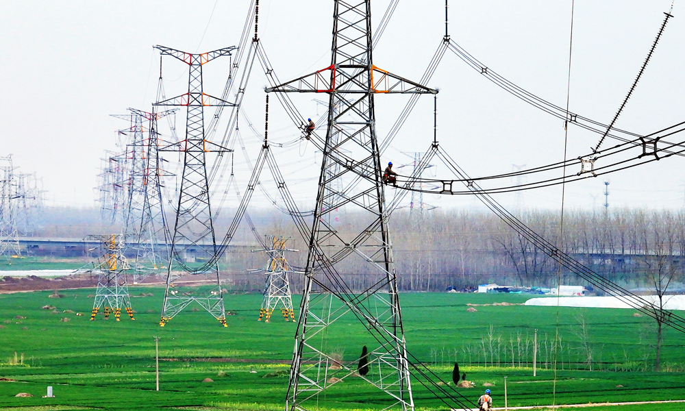 國家電網江蘇宿遷供電公司檢修人員在500千伏泗上線安裝防舞動相間間隔棒，提高供電可靠性。
