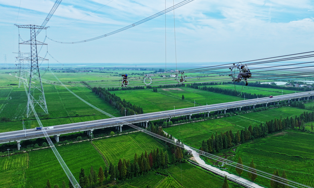 國家電網江西建設公司工作人員開展抗冰防舞改造跳線預絞式安全備份線夾試組裝。