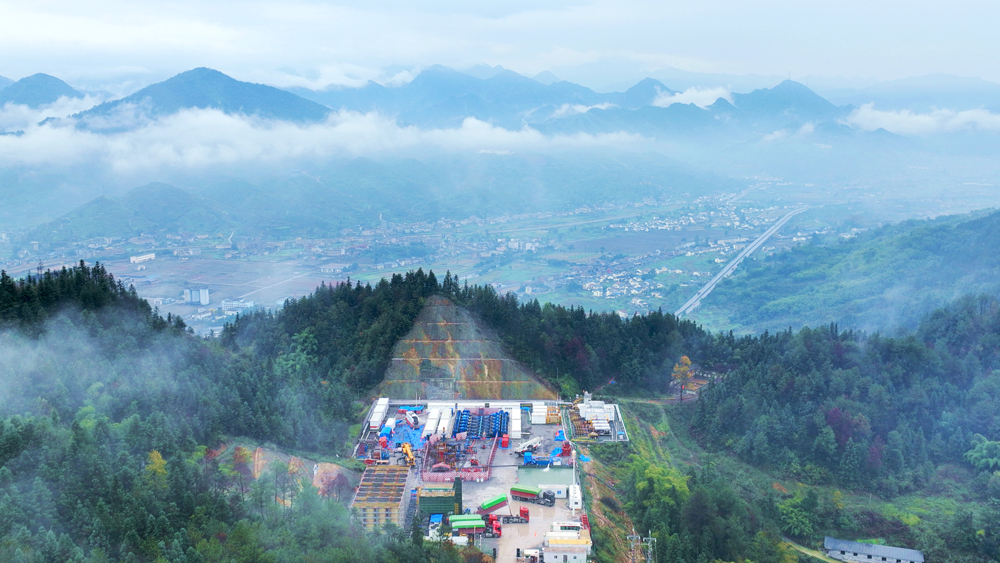 中國石化下屬華東油氣分公司重慶南川常壓頁巖氣田持續推進頁巖氣井儲層改造電動化、智能化技術推廣應用，今年以來，已為35口頁巖氣井進行儲層改造，實現壓裂過程實時監控、施工參數動態優化，有效減少排放，保障作業安全。圖為重慶南川常壓頁巖氣田陽頁52-2HF井儲層改造現場。沈志軍 攝 