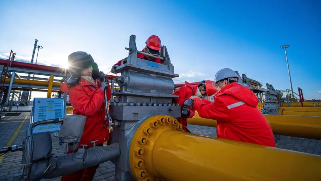 作為國內最大的天然氣生產供應企業，中國石油全產業鏈“攢勁”，各大主力氣區加大增產增供力度，堅決打好供暖季天然氣保供“主動仗”，保障人民群眾溫暖過冬。當前，長慶油田正全力為50多個大中城市、近4億人奮力輸送“福氣”，長慶油田500口調峰井和72臺加熱爐“備戰備需”。積極優化儲氣庫注采時間，目前，儲氣庫日增產天然氣1000萬立方米以上，最大調峰產量可達1330萬立方米/天。同時，慶陽氣田和青石峁氣田兩個新區也齊發力，日產氣量同比去年分別增加約60萬立方米和65萬立方米。
