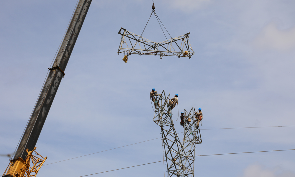 南方電網海南送變電公司及輸電運檢分公司對110千伏玉美線進行搶修送電作業。