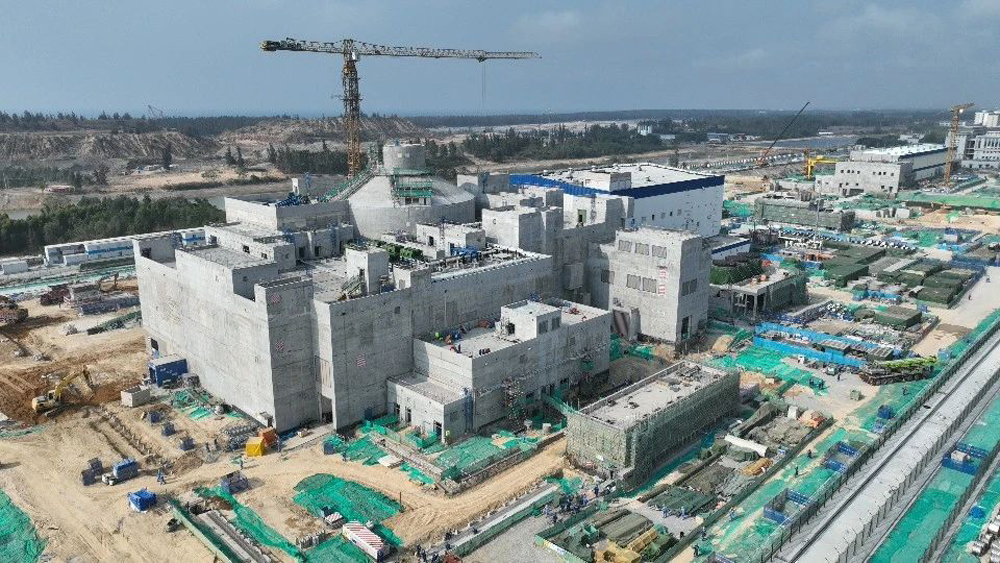 近日，全球首個陸上商用模塊式小型堆——中核集團海南昌江多用途模塊式小型堆科技示范工程“玲龍一號”首臺主泵成功就位，這進一步彰顯了我國在新型核能系統(tǒng)設(shè)計、高端裝備制造及復(fù)雜工程協(xié)同管理上的綜合實力，對鞏固我國在小堆國際競爭中先發(fā)優(yōu)勢、形成我國模塊式小型堆先進品牌具有重要意義，為該工程后續(xù)冷試等關(guān)鍵節(jié)點提供了有力保障。