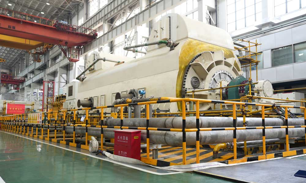 在新型電網(wǎng)環(huán)境下，東方電機(jī)有限公司自主研制的發(fā)電機(jī)可實(shí)現(xiàn)從空載到100%負(fù)荷全生命周期安全穩(wěn)定運(yùn)行，能夠滿足不同電網(wǎng)環(huán)境下機(jī)組快速負(fù)荷變化的要求，將為新型電網(wǎng)安全穩(wěn)定運(yùn)行提供有力技術(shù)支撐。