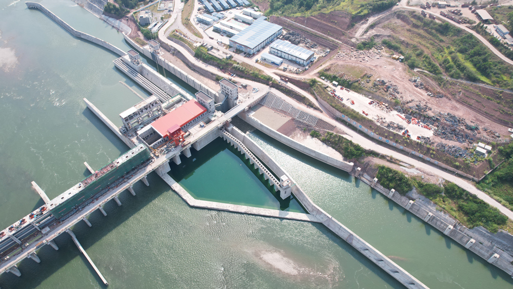 重慶雙江航電樞紐船閘工程由上、下游引航道，上、下閘首，閘室組成，船閘等級為Ⅳ級，可通航1000噸級船舶。