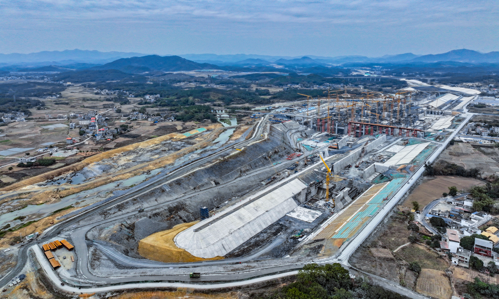 該階段道路轉換工作主要包括船閘閘室15號、16號底板澆筑、下閘首底板澆筑和道路安全防護等，完成后將形成從下游導流施工道路直達上閘首底板的“黃金通道”，進一步縮短航行距離，提高通行效率，為后續金屬結構安裝提供通行、吊裝等基礎條件。