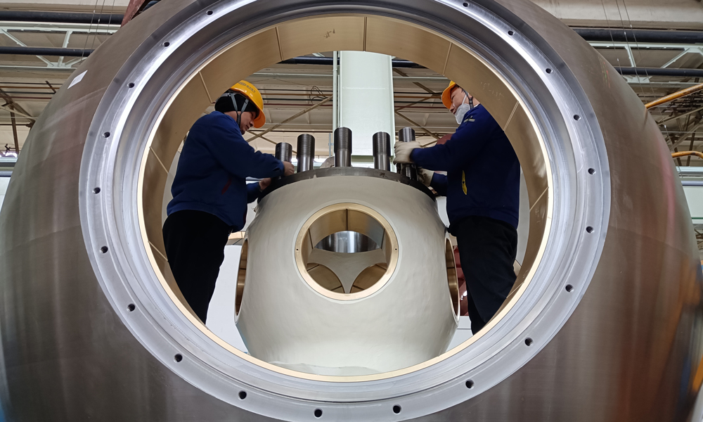 東方電氣集團工作人員在進行沙坪一級水電項目2號機組轉輪裝配。2025年以來，東方電氣已完成四川、安徽、內蒙古等省多個水電項目機組部件產出。