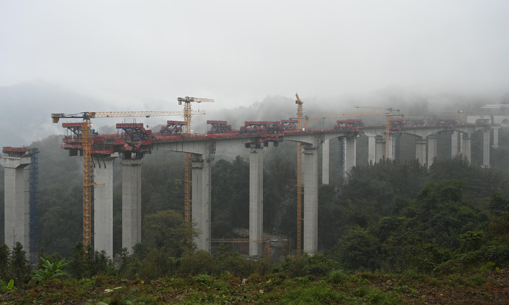 2月中旬，中鐵一局樂望高速項(xiàng)目兩座剛構(gòu)橋3個(gè)邊跨合龍段提前5天同日合龍，為后續(xù)架梁施工奠定基礎(chǔ)。此次合龍段為喜達(dá)大橋左幅8號(hào)墩邊跨，騰家大橋左幅5號(hào)墩邊跨和6號(hào)墩邊跨。圖為建設(shè)中的喜達(dá)大橋。