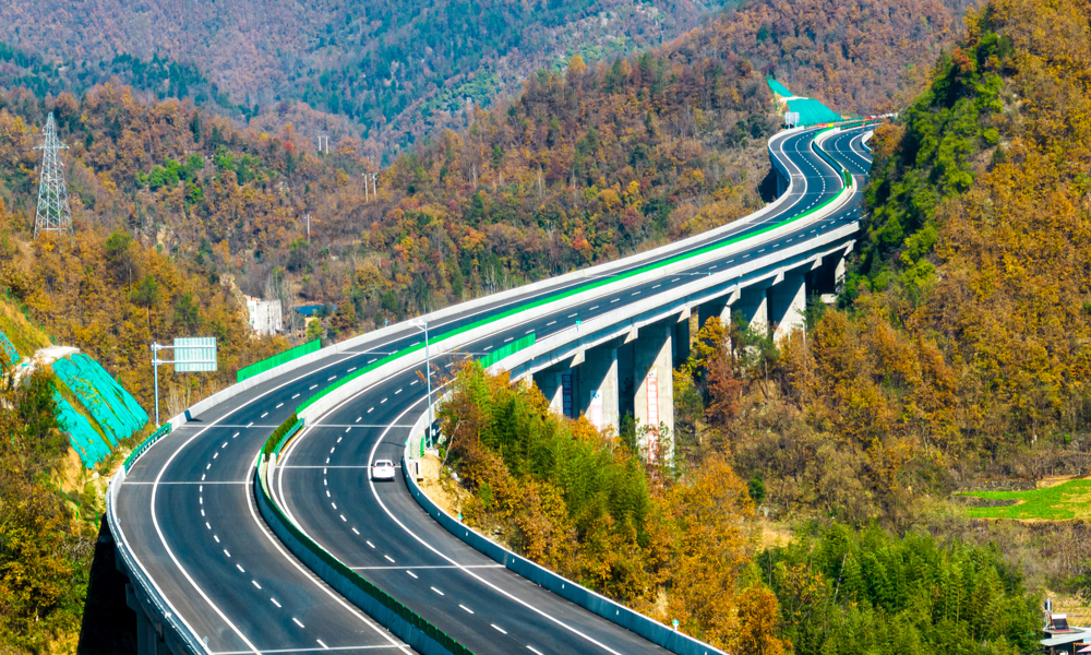 項目的建成通車，填補了十堰西南部地區南北高速公路的空白，有利于優化鄂豫陜渝毗鄰地區路網結構，帶動沿線地區資源開發利用和經濟社會高質量發展。