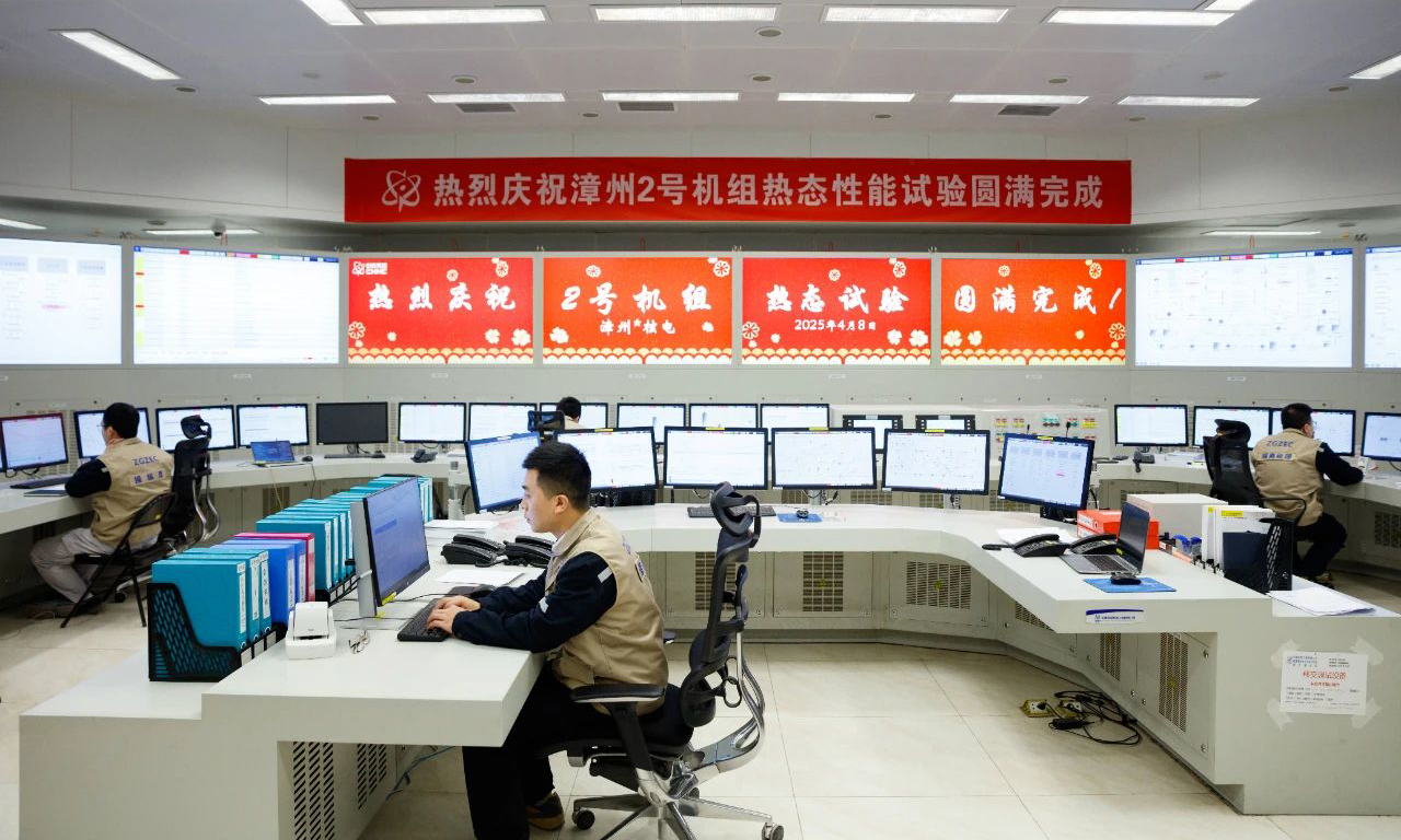 熱試是通過主泵運轉和穩(wěn)壓器電加熱器投用，使反應堆冷卻劑系統(tǒng)升溫升壓，并在各特定試驗平臺執(zhí)行一系列調(diào)試試驗、運行定期試驗的綜合性試驗。該階段在盡可能模擬核電廠實際運行工況的條件下，驗證核島、常規(guī)島設備和系統(tǒng)在熱態(tài)運行時的性能。