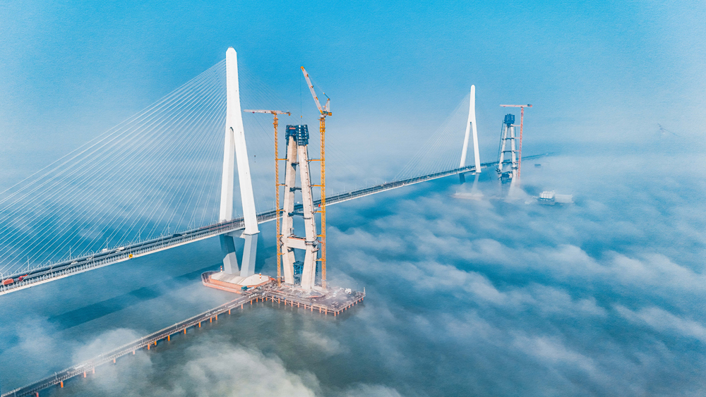 近日，中交二航局承建的國內(nèi)首座市域（郊）鐵路跨海大橋——寧波象山港跨海大橋南中塔柱成功合龍。建設(shè)者們以飽滿的熱情晝夜奮戰(zhàn)，在確保工程質(zhì)量和安全的前提下，科學(xué)施工，全力推進(jìn)項(xiàng)目進(jìn)度。