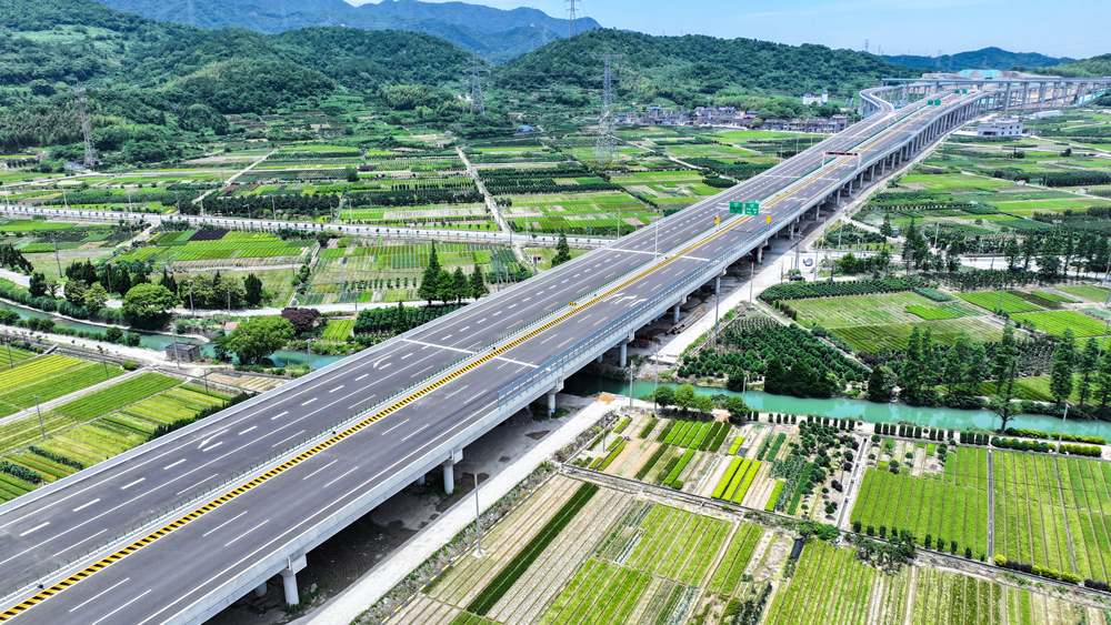 近日，浙江寧波舟山港六橫公路大橋一期工程建成通車。該工程線路全長29.6公里，采用雙向六車道高速公路標準建設，設計時速100公里。中交集團旗下中交路建承建標段全長約6.3公里，其控制性工程梅山灣大橋為國內首座鞍座式曲線混凝土梁雙塔雙索面跨海斜拉橋。