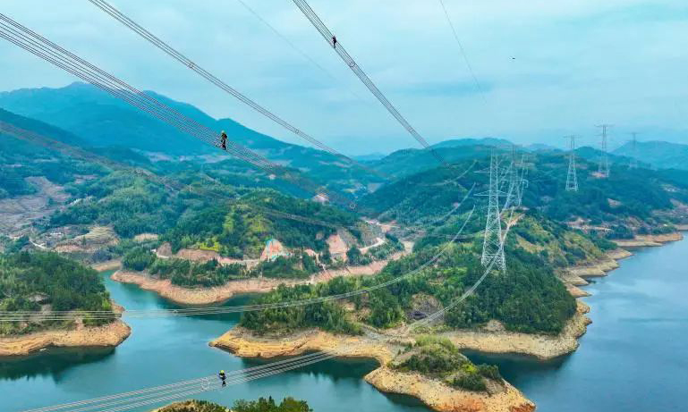 國家電網(wǎng)福建送變電公司工作人員在福州—廈門1000千伏特高壓交流工程榕泰Ⅰ線進(jìn)行首次年度檢修。