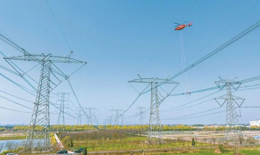 國家電網(wǎng)浙江湖州供電公司聯(lián)合國網(wǎng)電力空間技術(shù)有限公司對±800千伏特高壓錦蘇線開展直升機(jī)帶電檢修。
