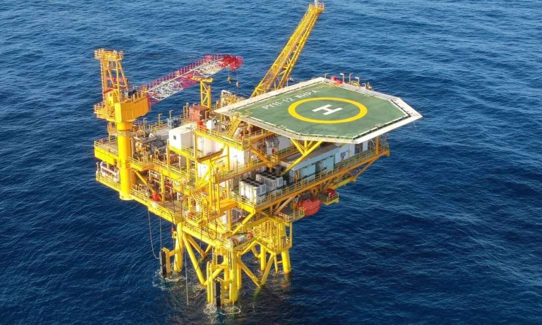 該項目已通過電力組網、5G通訊、海管海纜等數智化技術手段與番禺油田在役生產設施實現多功能組網，形成集數字化、智能化于一體的智慧油田群。進一步促進數智化技術與勘探開發核心業務深度融合，標志著我國海上油田智慧開發模式取得新突破。圖為番禺11-12平臺。