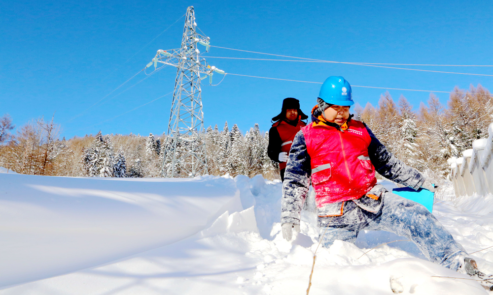 凜風吹霜雪，歲寒燈火暖。近日，國家電網組織工作人員加強電網技術改造和線路設備巡護，落細落實各項保暖保供惠民舉措，持續提升供電可靠性和優質服務水平，以實際行動保障人民群眾溫暖過冬。圖為國家電網黑龍江牡丹江供電公司工作人員特巡66千伏葦三線，保障雪鄉景區冰雪旅游季安全可靠供電。