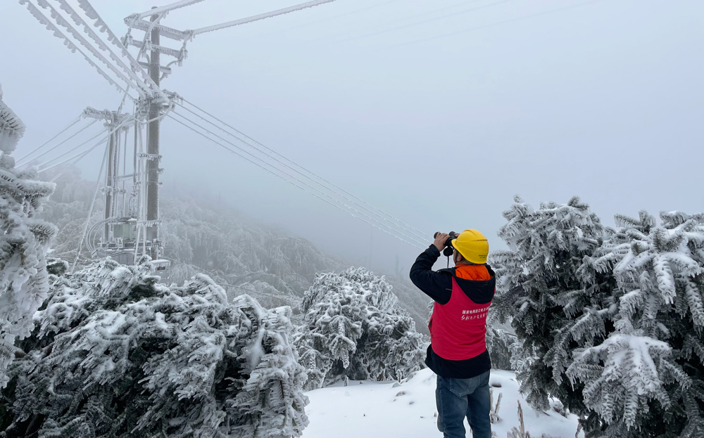 國家電網浙江紹興供電公司工作人員特巡東白山山區覆冰線路，保障冬季可靠供電。
