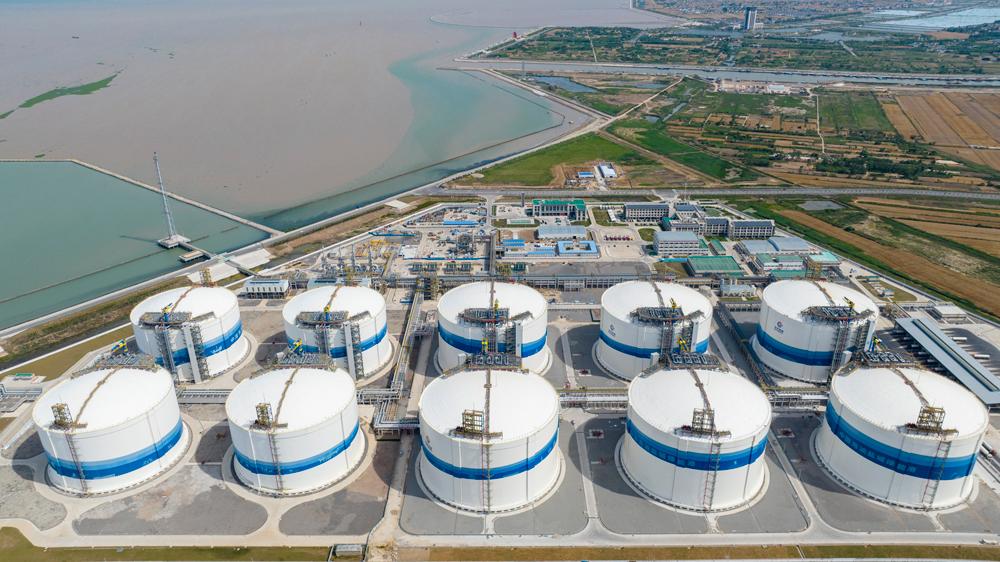 近日，國內(nèi)規(guī)模最大LNG（液化天然氣）儲備基地——中國海油鹽城“綠能港”的10號LNG儲罐完成預(yù)冷并順利進液，標(biāo)志著中國海油首座自主研發(fā)、自主設(shè)計、自主建造的全球單罐容量最大的27萬立方米LNG儲罐一次性投用成功。