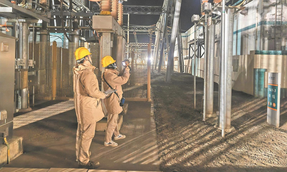 國家電網(wǎng)天津高壓公司運維人員在500千伏北郊變電站特巡充油充氣設(shè)備。