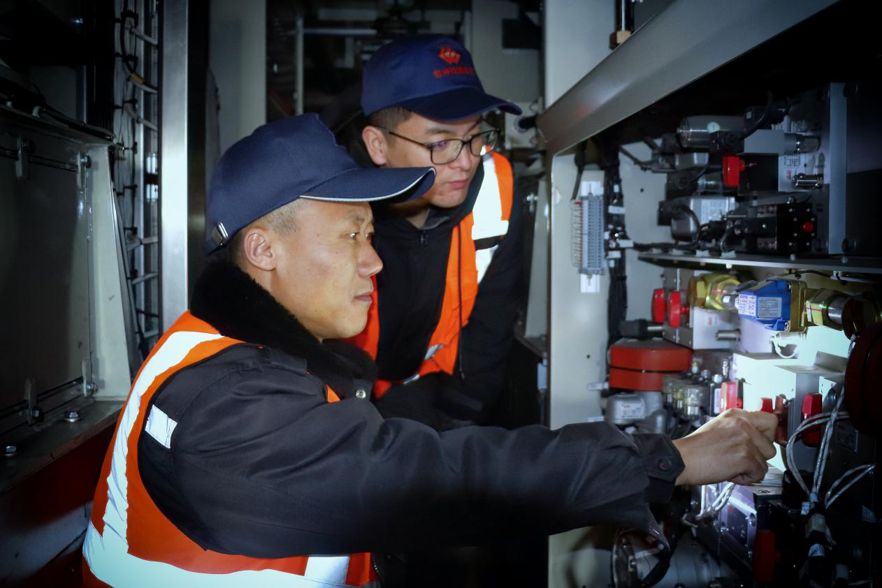 包神鐵路機務分公司機車乘務員對機車制動系統進行隱患排查，確保入庫機車空氣管路清潔無漏泄，各部件狀態良好。