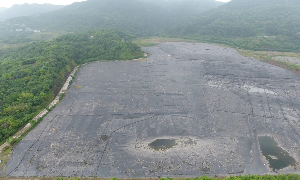 4月26日，由中國鐵建所屬中鐵十七局承建的全國最大垃圾填埋場生態修復工程——長生橋垃圾填埋場生態修復工程正式掛牌成立，與此同時該項目的垃圾填埋區、滲慮液處理區、沼氣發電區等相關區域的改建升級工作同步啟動。作為重慶市首個生態治理工程，該項目的建設將為衛生填埋場的生態改造，提供理想方案。圖為長生橋垃圾填埋場現狀。