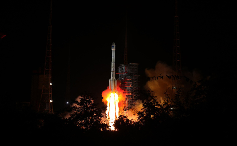 9月19日22時07分，我國在西昌衛星發射中心用長征三號乙運載火箭（及遠征一號上面級），以“一箭雙星”方式成功發射兩顆北斗導航衛星。新華社發（梁珂巖 攝）