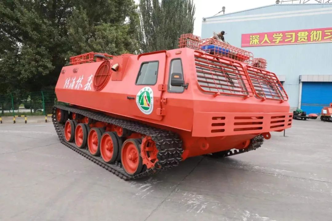 新型履帶式森林消防車.jpg
