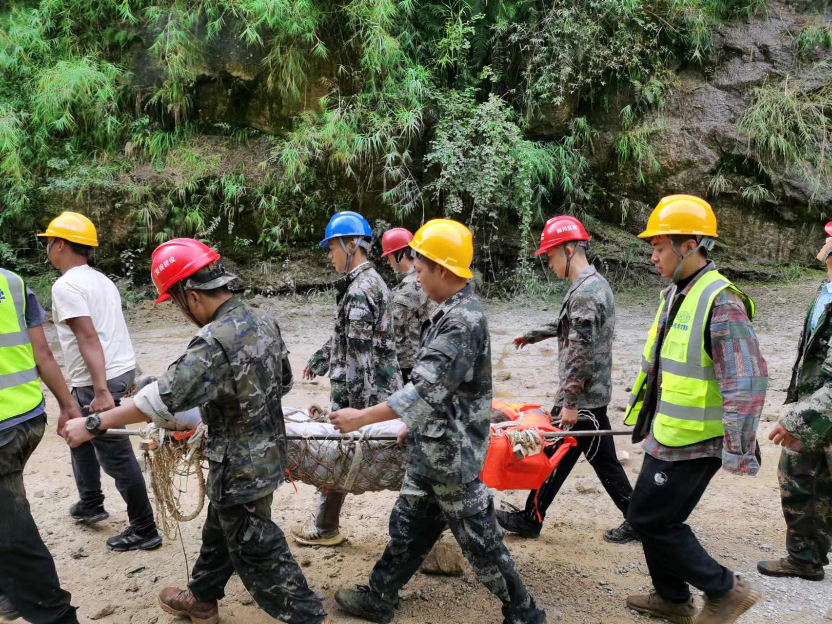 營救受傷村民.jpg