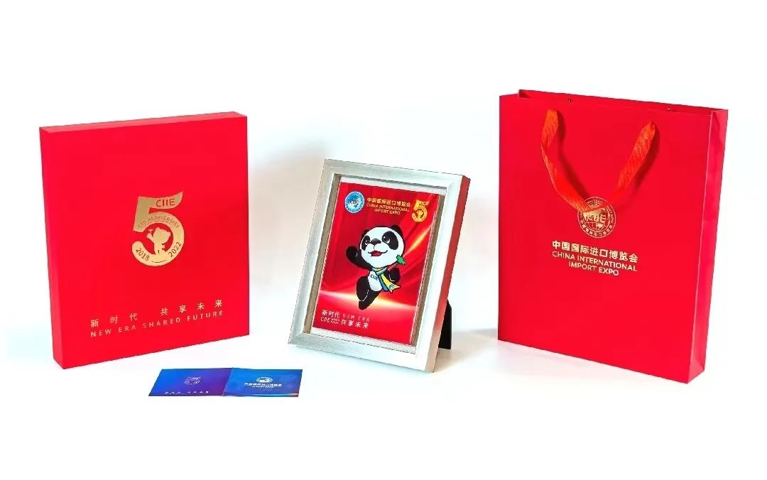 第五屆進(jìn)博會外事禮品：《新時代 共享未來》瓷板畫.jpg
