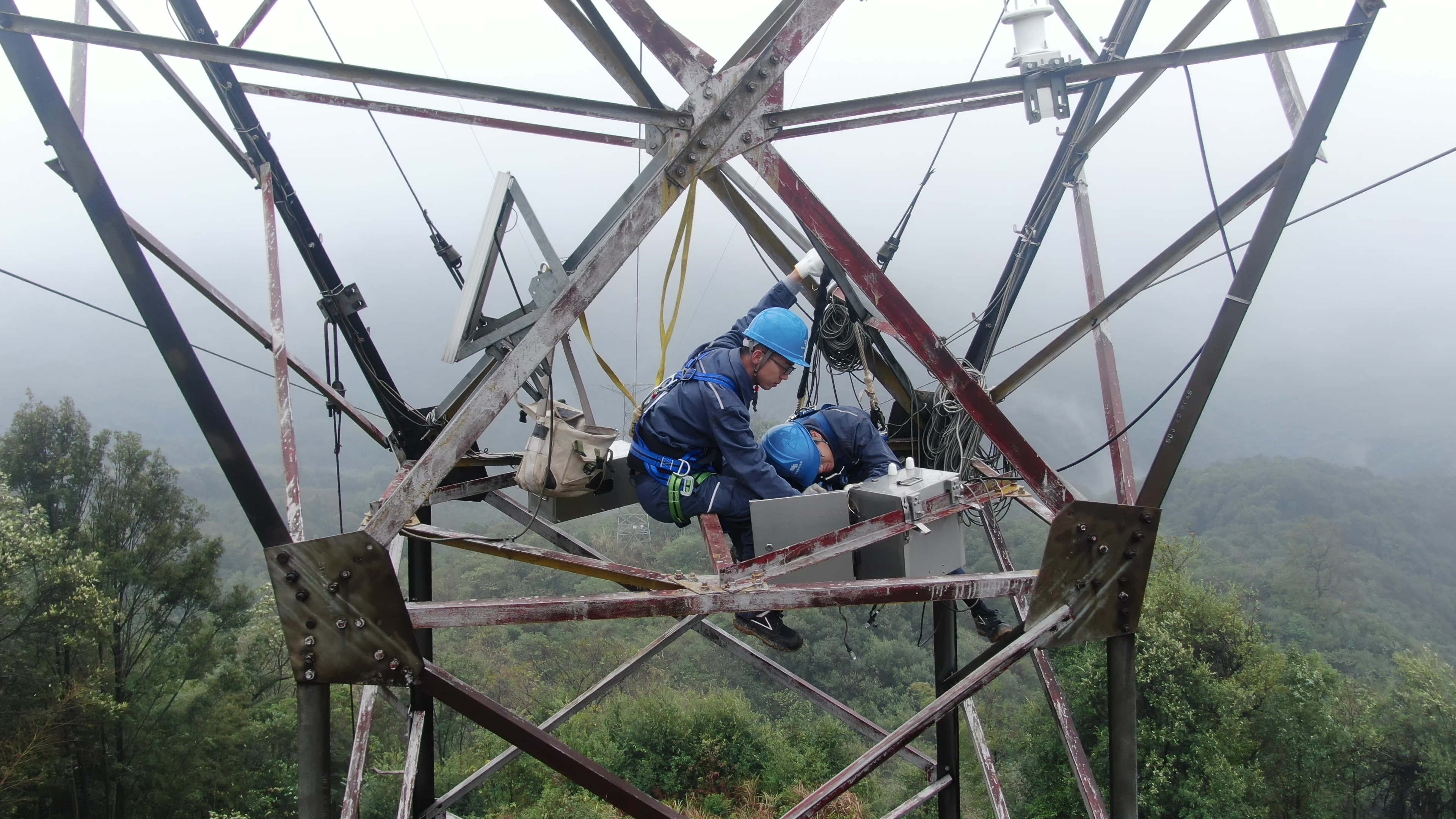 11月29日，南方電網廣西桂林供電局輸電管理所人員，對位于永福縣境內的220千伏如沙線116號塔進行覆冰預警裝置維護工作。（謝喬養攝）.jpg