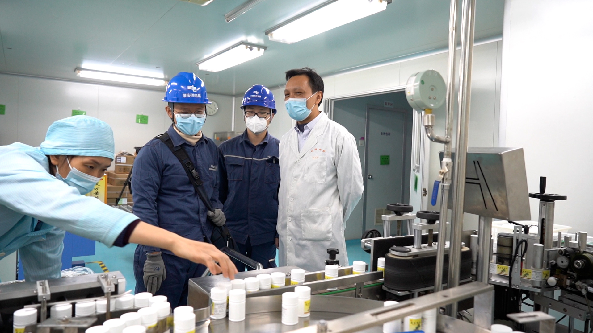 南方電網廣東肇慶端州供電局工作人員主動服務，全力保障藥企安全用電。郭洋 攝.jpg