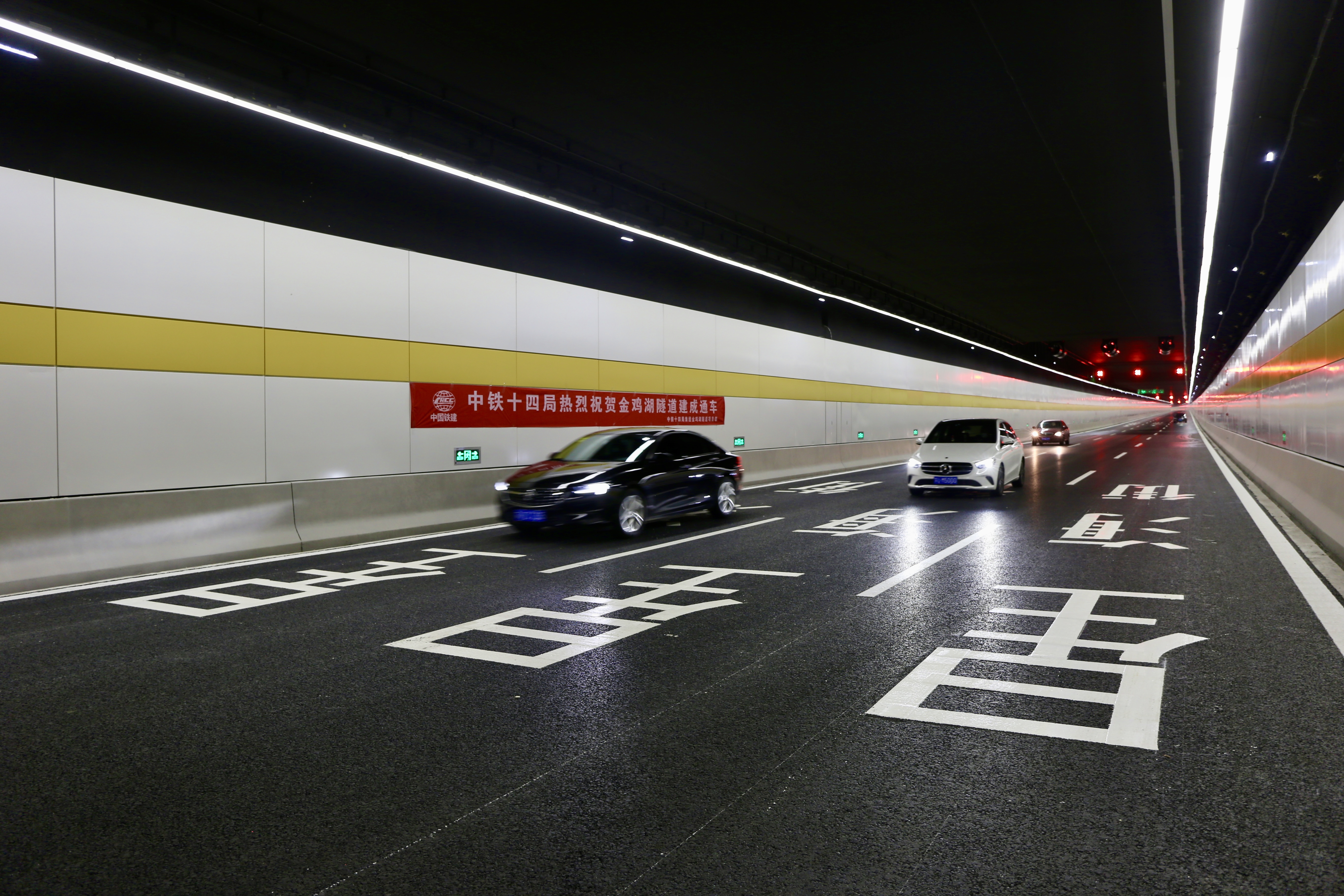 金雞湖隧道正式通車--隧道內（攝影：黃春欣）.JPG