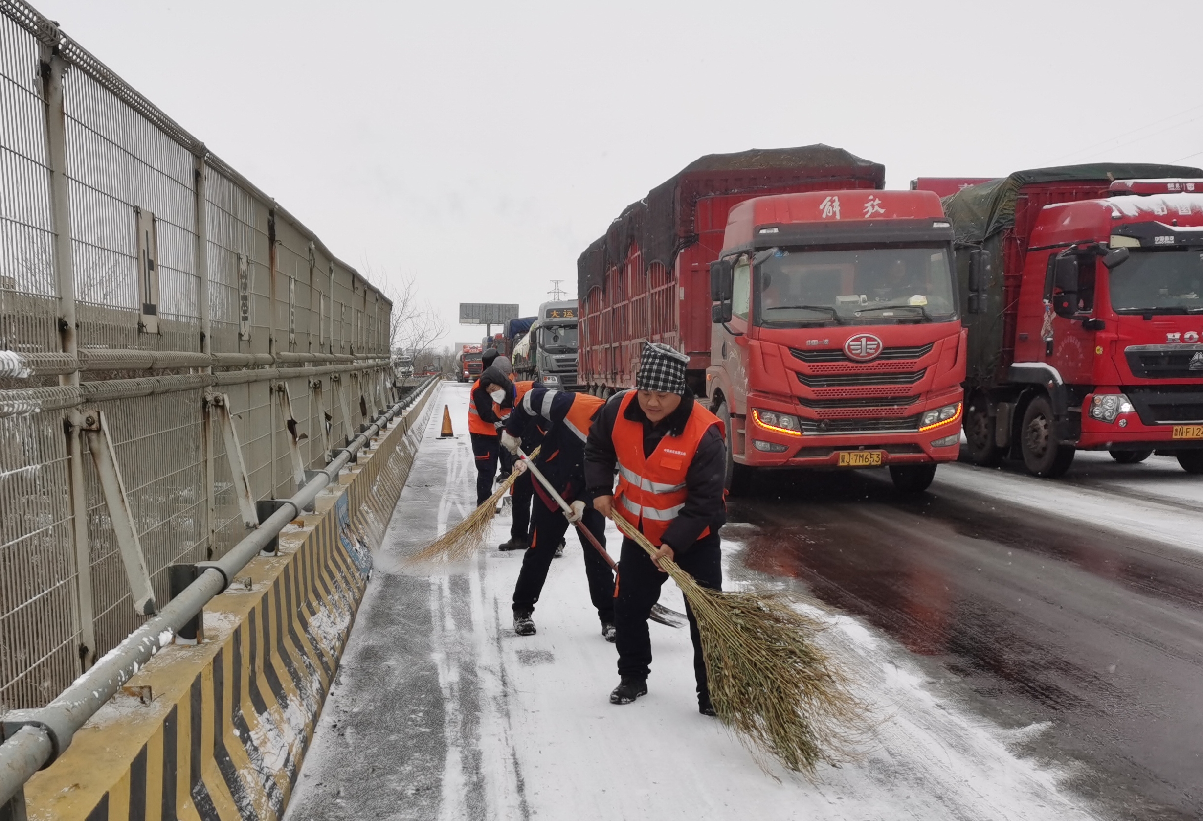 王西澤帶頭清理公路上跨橋積雪.jpg