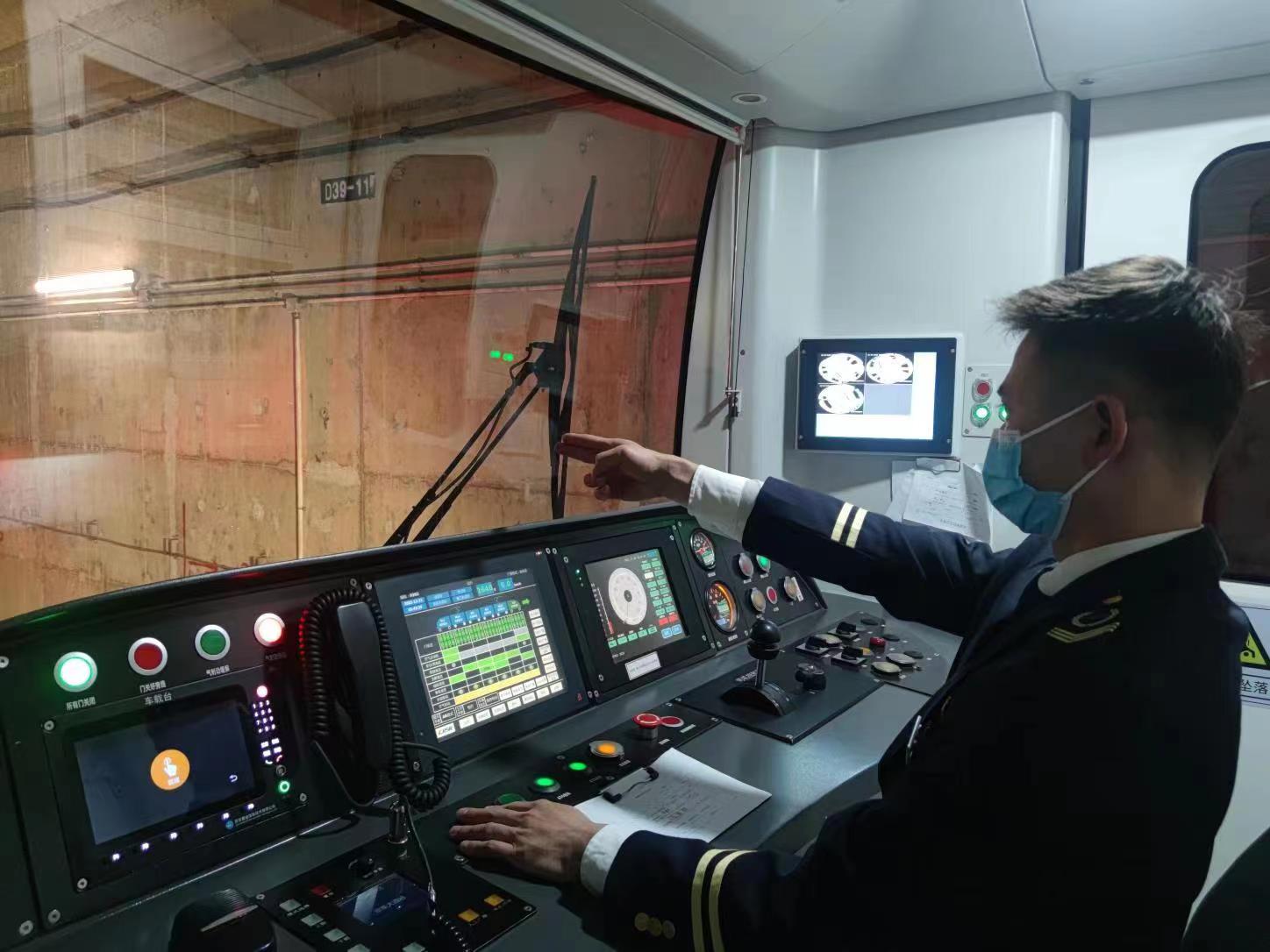 南昌地鐵3號線電客車司機胡拿文正在駕駛列車.jpg