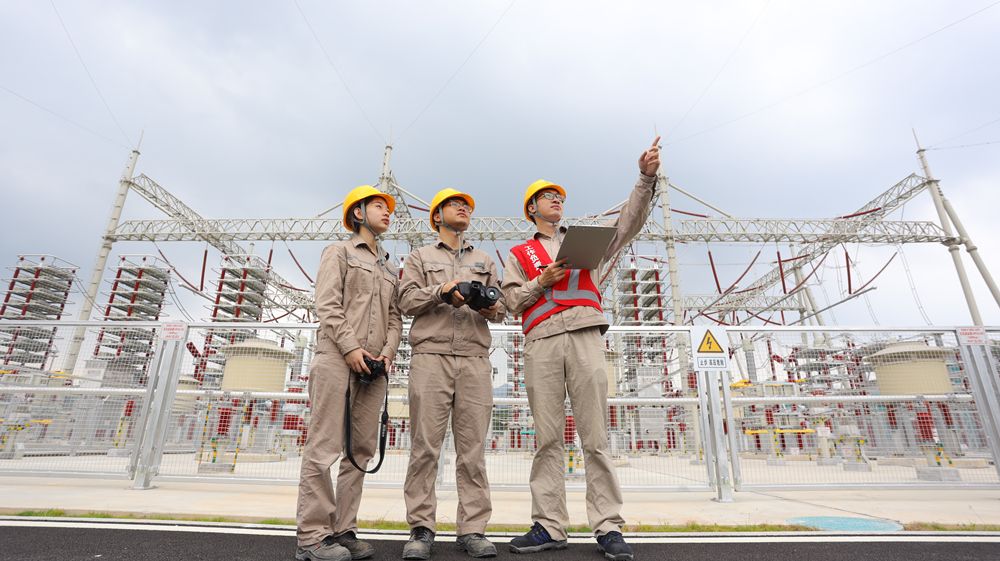 國網福建電力員工巡檢閩粵聯網換流站設備。_副本.jpg