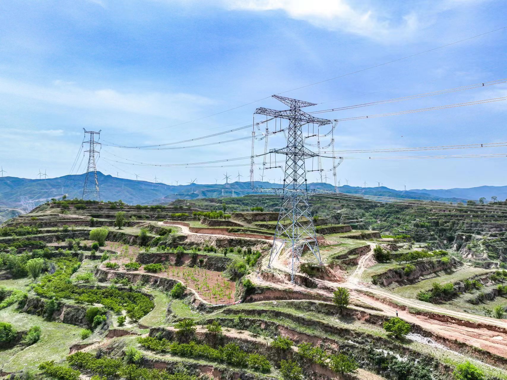 建設人員在山西榆社—晉中1000千伏變電站500千伏線路工程進行附件安裝作業(yè).jpg