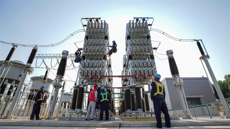 施工人員在北京東1000千伏變電站內進行電器設備安裝。.jpg