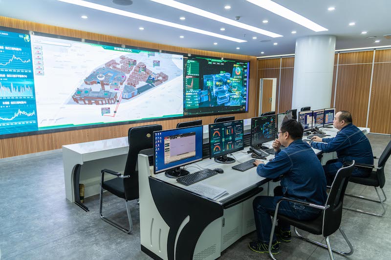 國網新疆烏魯木齊供電公司員工在“全業務數字化管控中心”遠程監測電網運行情況。.jpg