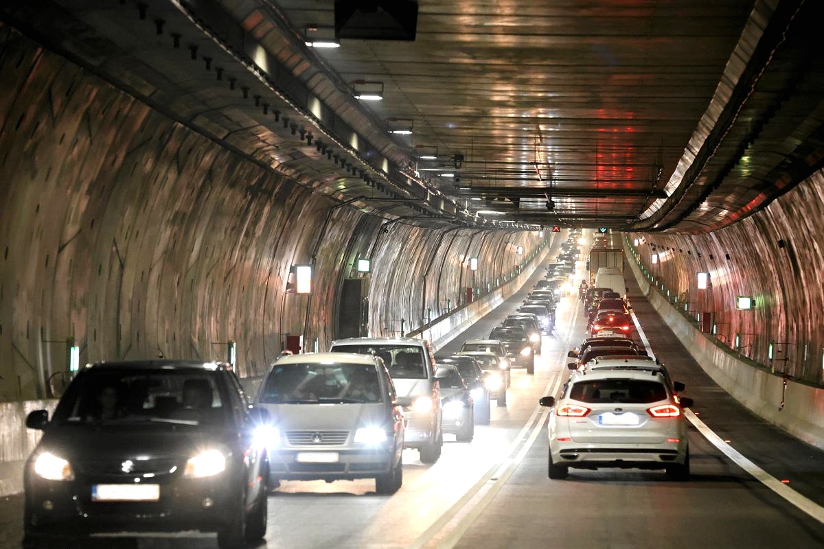 希維諾烏伊希切隧道通車.jpg
