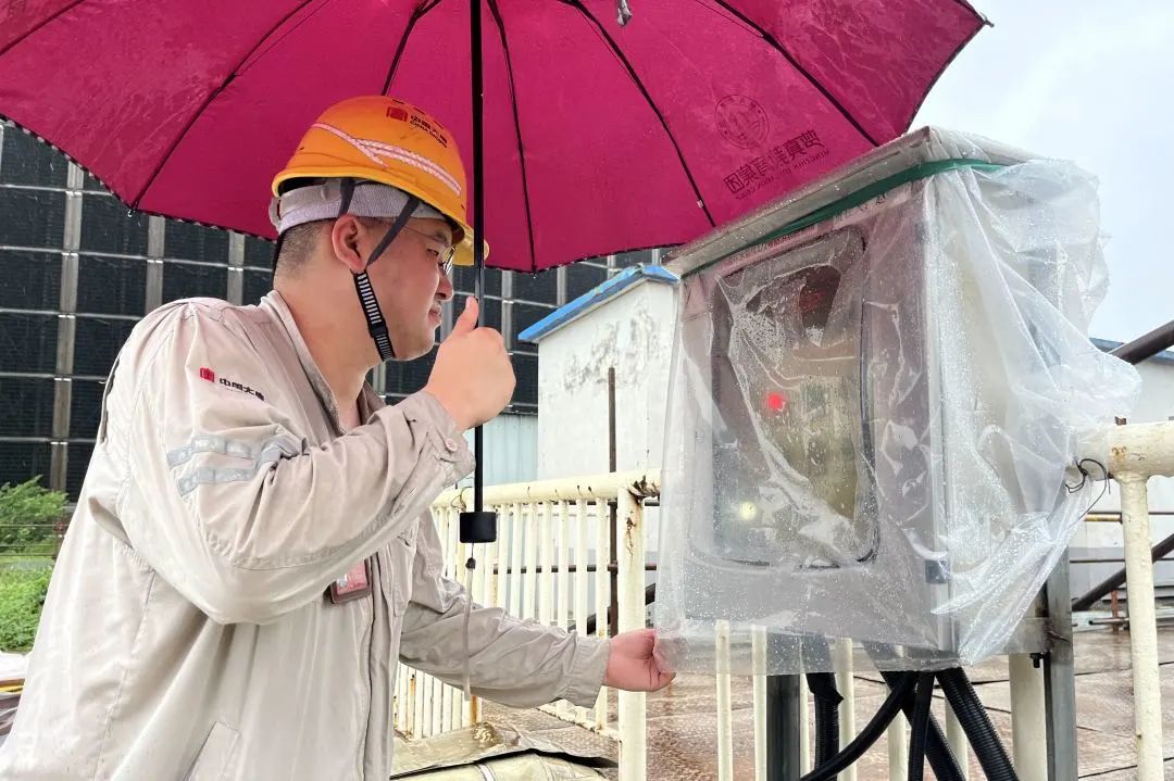 大唐武安發電公司對設備防雨措施進行再檢查再確認.jpg