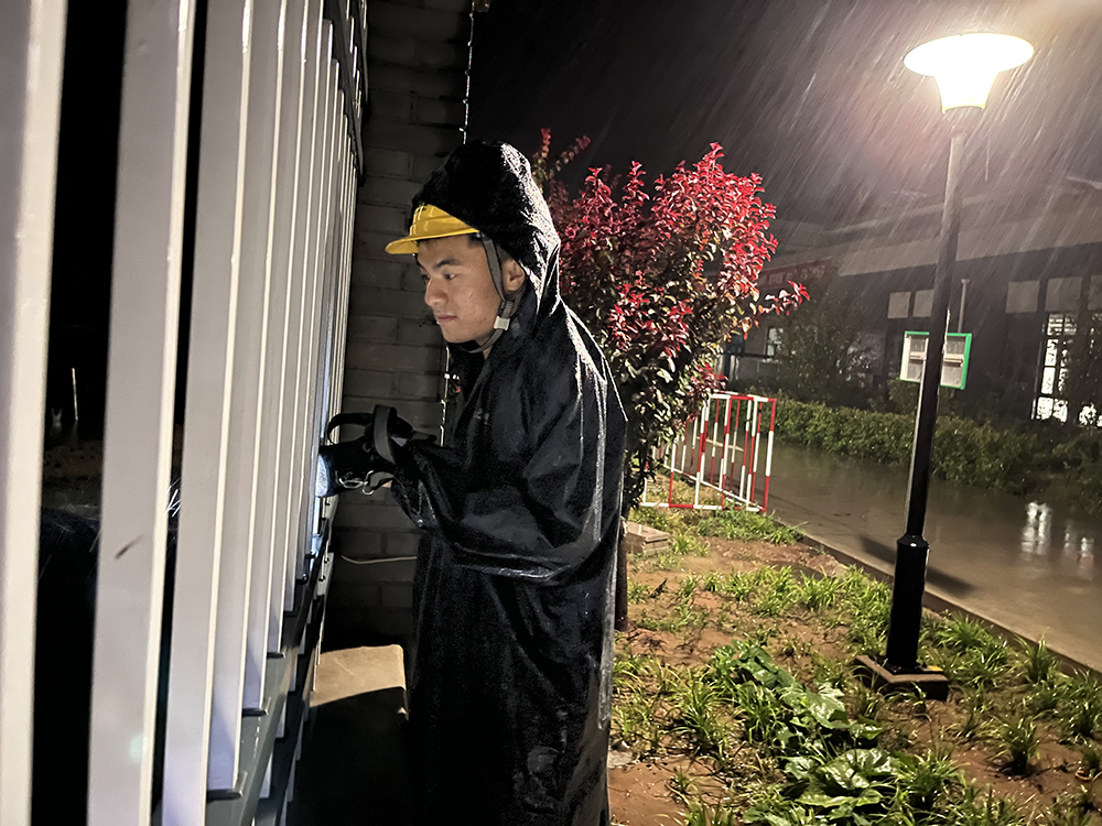 大唐滑縣風電公司一線職工夜間開展升壓站巡視檢查a.jpg