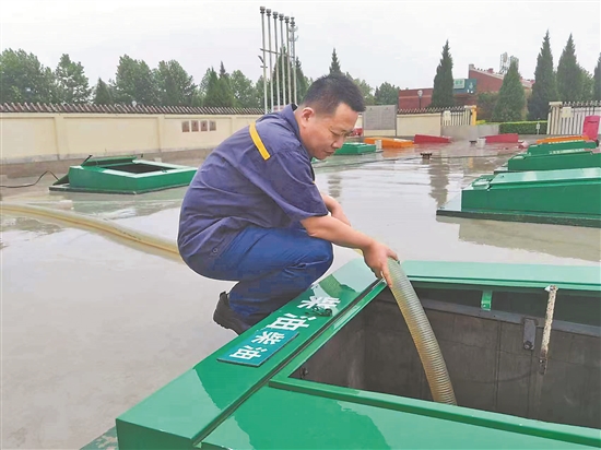 圖為保定分公司員工在保滄高速28北站給進水操作井抽水。龐帥攝.jpg