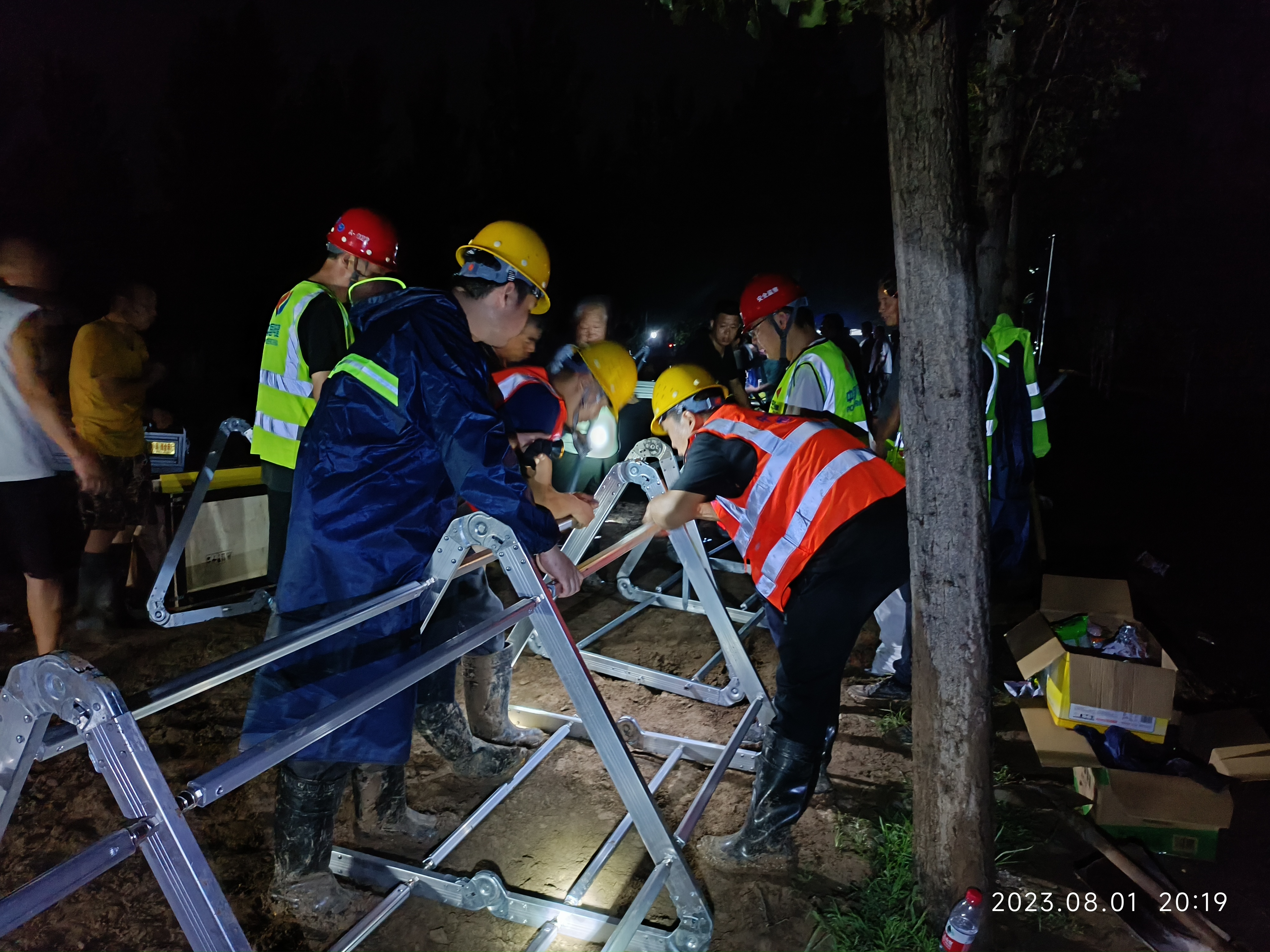 中國電建搶險隊在雄縣龍灣鎮張青口村堤點位搶險.jpg