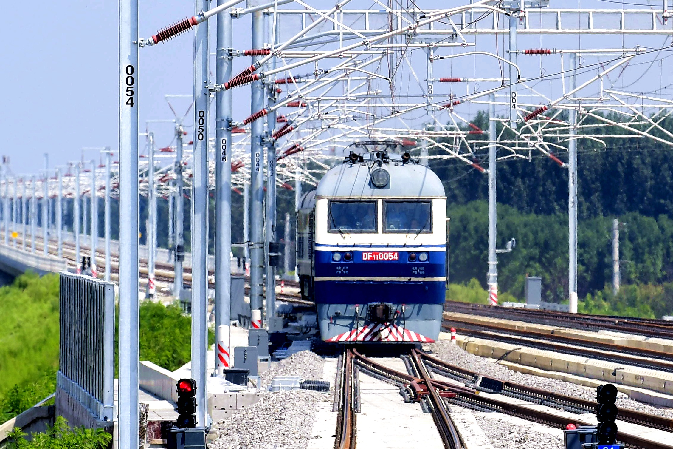 聯調聯試列車由長清站駛向長清黃河特大橋.jpg