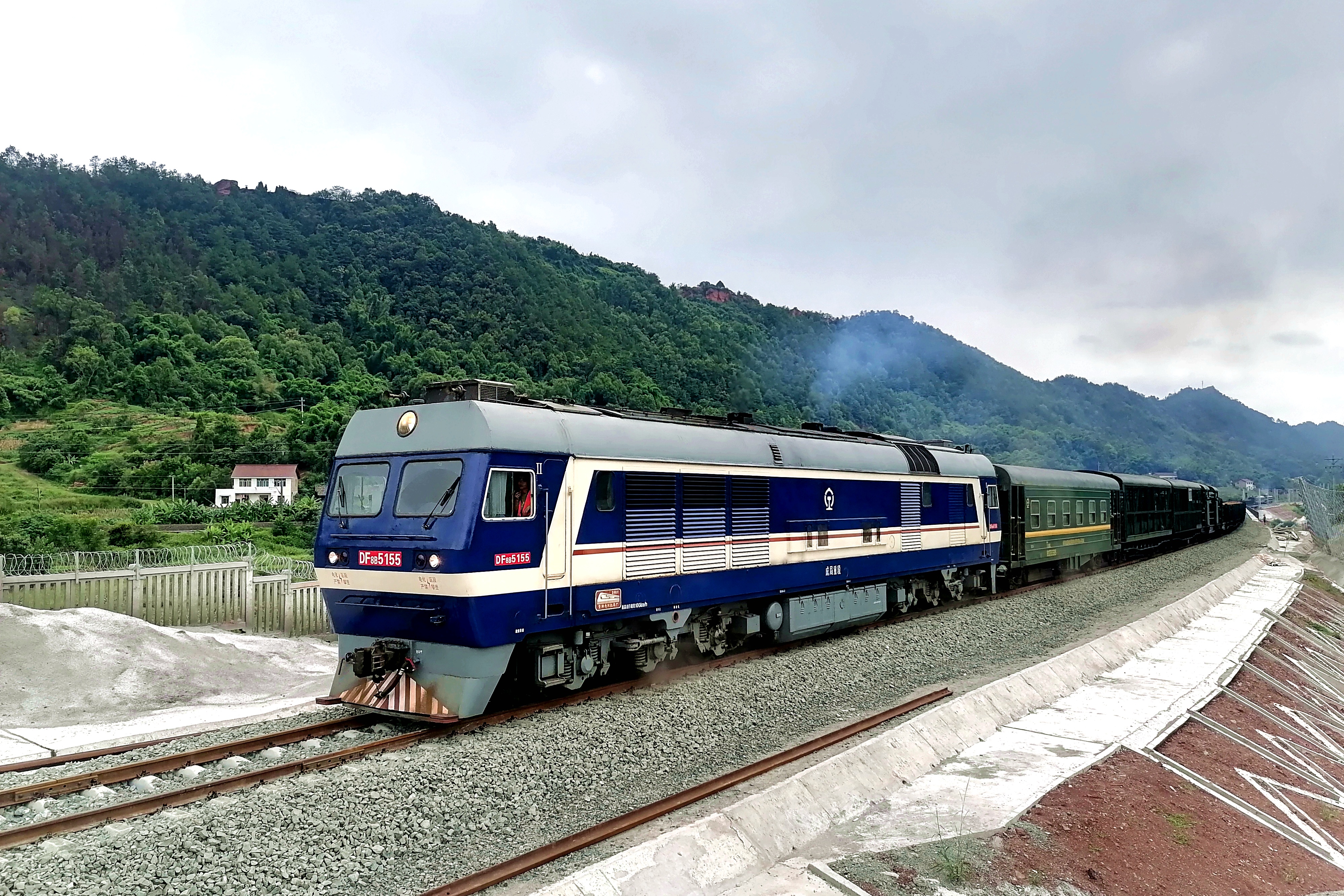 施工過程中重軌列車運送鋼軌進場.jpg